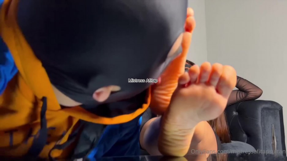 mistressafitapsultan 100120232739482136 come here under my feet lick my soles suck my toes and worship me. good boy malko 7